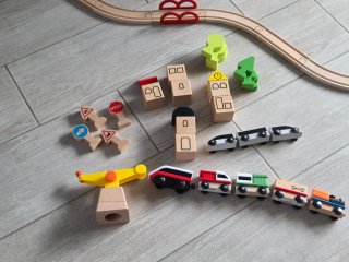 Tren de madera con locomotora y accesorios