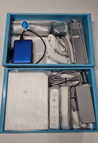 Nintendo Wii con dos mandos más accesorios