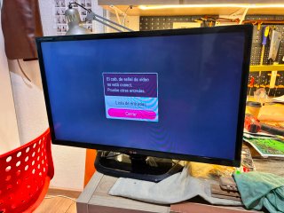 Televisión LG Smart TV Negra modelo 32LN570R