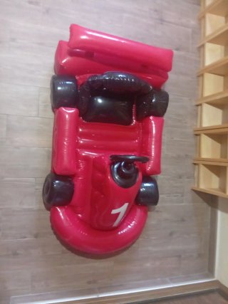 Coche hinchable y juego de Pocoyó Racing para wii