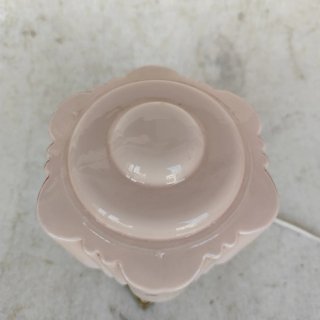 Candeeiro de mesa dourado e rosa