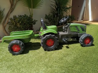Tractor infantil con remolque.