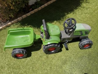 Tractor infantil con remolque.
