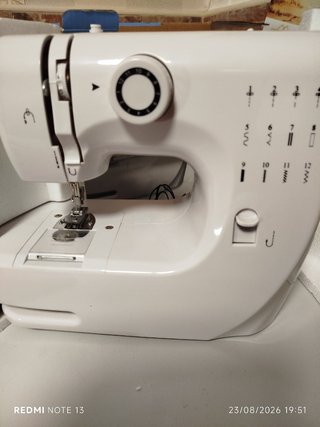 Máquina de coser blanca