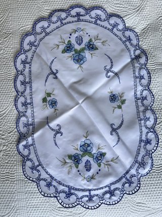 Tapetes de raso bordados florales