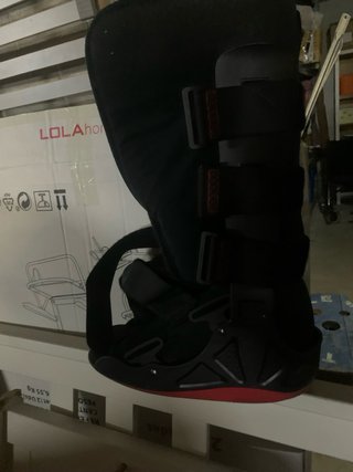 Bota ortopédica negra y roja