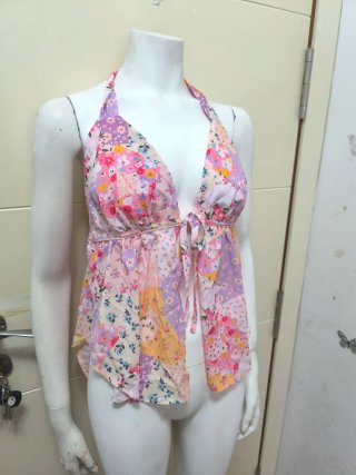 Blusa floral con escote halter