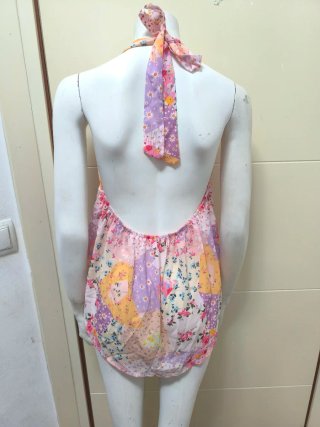 Blusa floral con escote halter