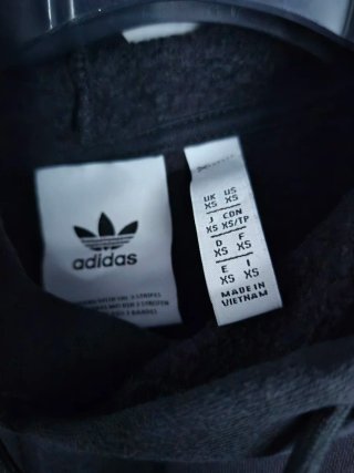 Sudadera Adidas Negra con Detalles Blancos