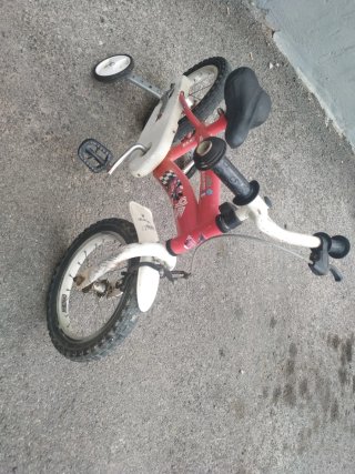 Bicicleta infantil roja con ruedines