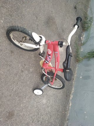 Bicicleta infantil roja con ruedines