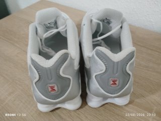 Zapatillas Nike Shox Blancas y Plateadas