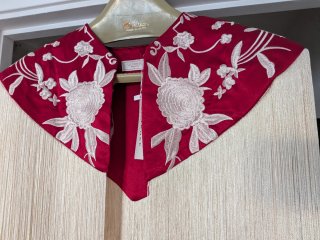 Capa con flecos y bordado