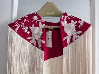 Capa con flecos y bordado
