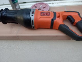 Sierra eléctrica naranja y negra