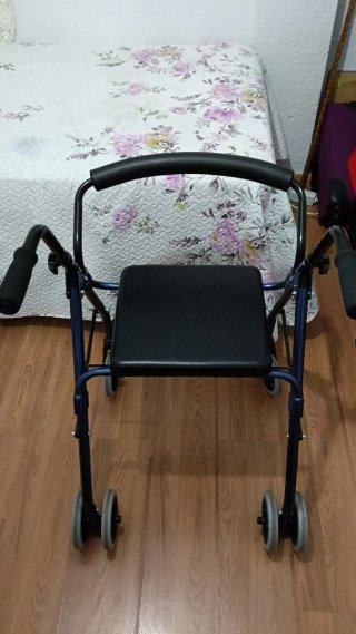 Andador Atos con asiento y cesta