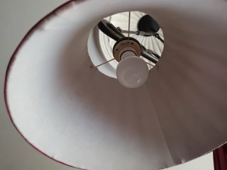 Lámpara de forja con pantallas rojas