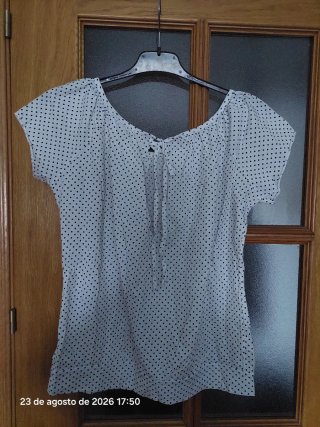 Camiseta de lunares blanca y negra