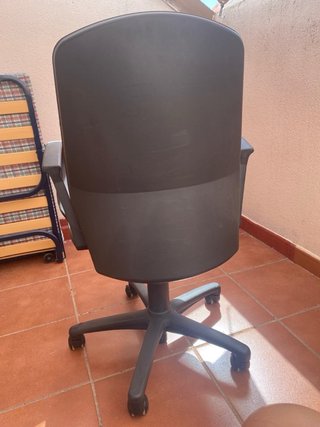Silla de oficina con ruedas roja