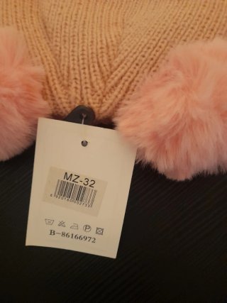 Gorro de bebé rosa con pompones