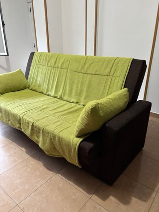 Sofá cama de tela marrón y verde