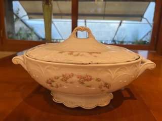 Sopera antigua de porcelana con rosas