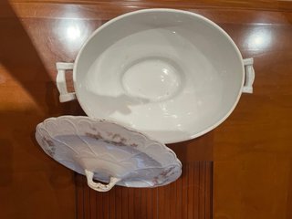 Sopera antigua de porcelana con rosas
