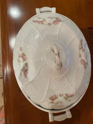 Sopera antigua de porcelana con rosas