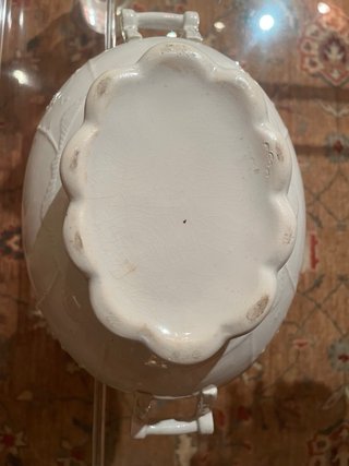 Sopera antigua de porcelana con rosas