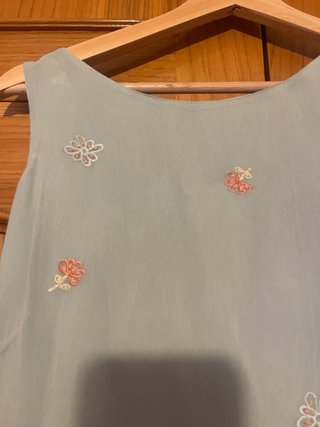 Vestido largo verde bordado con aperturas