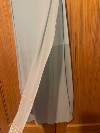 Vestido largo verde bordado con aperturas