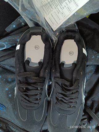 Zapatillas negras y blancas