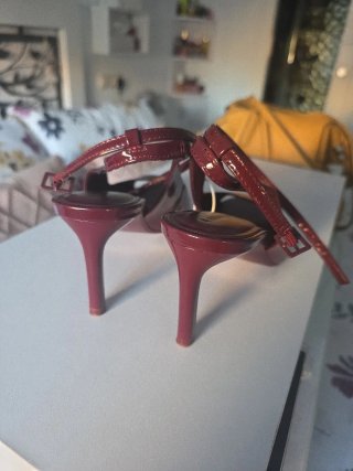 Zapatos de tacón burdeos nuevos