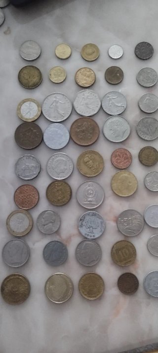Lote de 45 monedas extranjeras diferentes