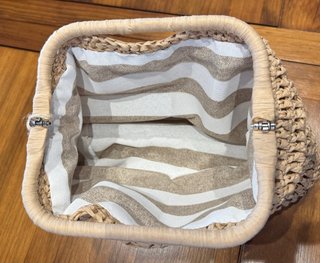 Bolso de rafia con abalorios y flecos