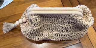 Bolso de rafia con abalorios y flecos