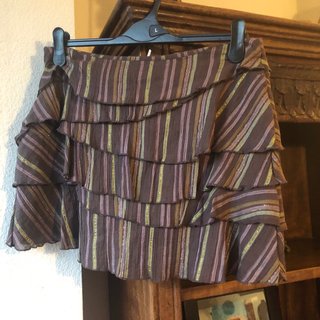 Rebajadísima Falda de volantes con rayas