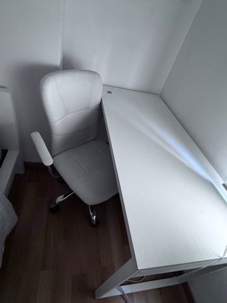 Escritorio blanco con silla