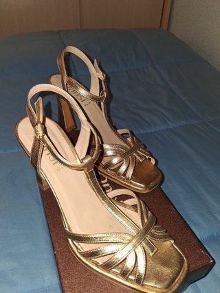 Zapatos de piel dorados para boda