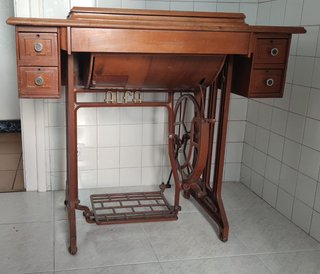 Máquina de coser Alfa antigua