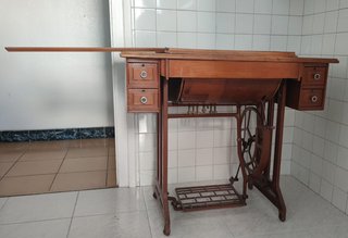 Máquina de coser Alfa antigua