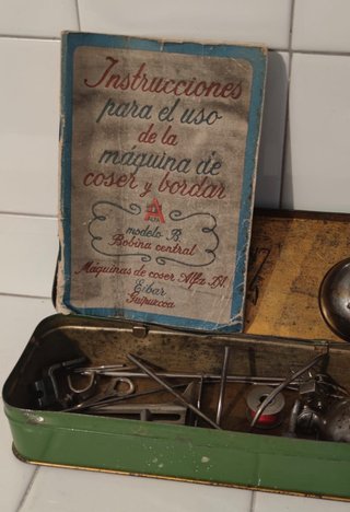 Máquina de coser Alfa antigua