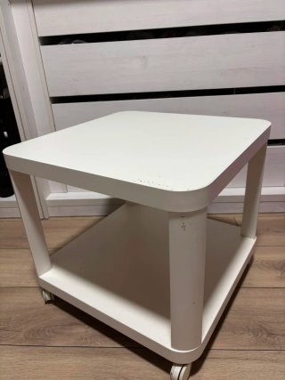 Mesa auxiliar Ikea Tingby blanca con ruedas