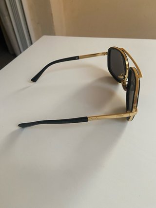 Gafas de sol aviador negras y doradas