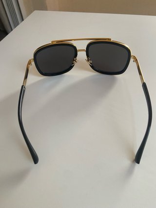 Gafas de sol aviador negras y doradas