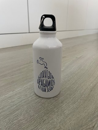 Garrafa de metal pequena