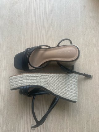 Sandalias plataforma negras y beige