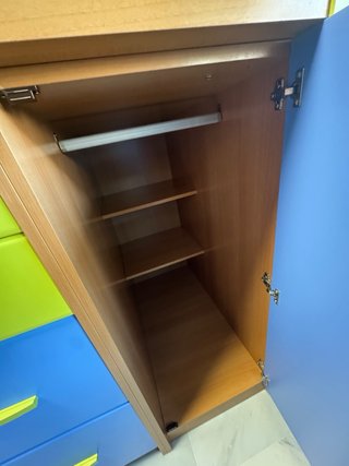 Cama alta infantil con armario y cajones