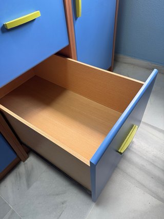 Cama alta infantil con armario y cajones