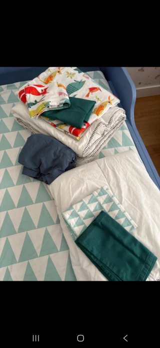 Cama infantil azul con estampado